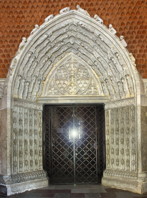 Wejście do Bazyliki Archikatedralnej we Fromborku – portal wewnętrzny, sztuczny kamień i wapień gotlandzki, 1388 r.