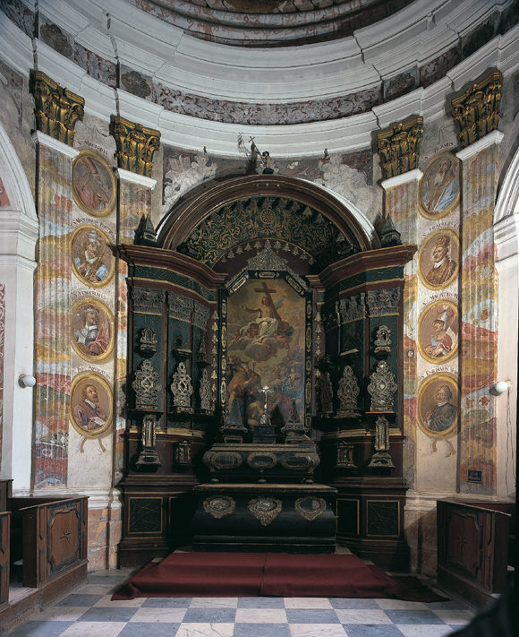 Widok wnętrza kaplicy Zbawiciela, 1735 r. Bazylika Archikatedralna p.w. NMP Wniebowziętej i św. Andrzeja Apostoła we Fromborku Ołtarz w kaplicy Zbawiciela został poddany pracom konserwatorskim w 2012 r. Prace dofinansowano ze środków Ministra Kultury i Dziedzictwa Narodowego – Program Dziedzictwo kulturowe, Priorytet 1 Ochrona zabytków, zadanie p.n.: Frombork, Katedra, Kaplica Zbawiciela (XVIII w.): konserwacja ołtarza i polichromii na ścianie południowej