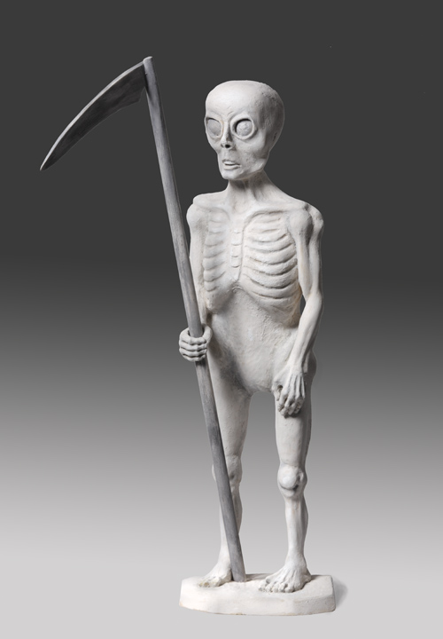 „Śmierć z Kiwit” rzeźba z bramy cmentarnej przy kościele w Kiwitach