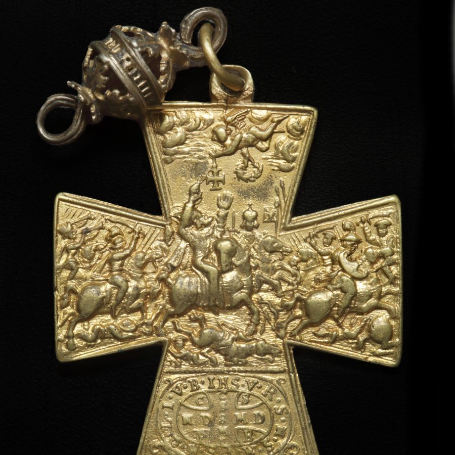 Krzyż św. Ulricha - amulet anty-zarazowy, Augsburg, Niemcy, 1712, zbiory Muzeum Mikołaja Kopernika we Fromborku