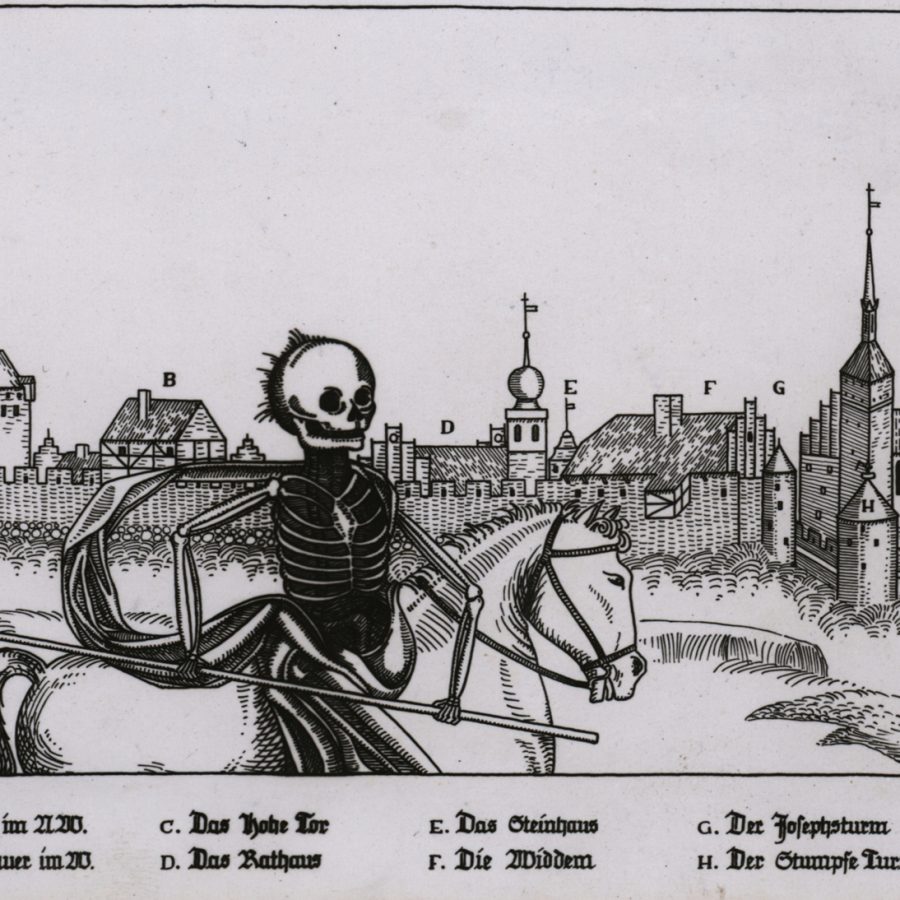 Triumf Śmierci na tle widoku Kętrzyna, przerys graficzny fragmentu epitafium Fryderyka Spillera, znajdującego się pierwotnie w kościele pw. Św. Jerzego w Kętrzynie, 1633–1638, według E. Witt, Sankt Georg. Die Wehrkirche zu Rastenburg [rękopis z wyborem ilustracji z książki], zbiory Biblioteki Muzeum im. Wojciecha Kętrzyńskiego w Kętrzynie