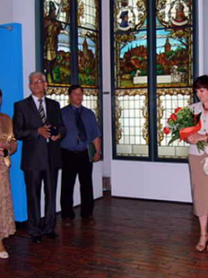 Otwarcie wystawy w dniu 8 lipca 2010 r.: Kurator wystawy Jagoda Semków, Burmistrz Miasta i Gminy Frombork Krystyna Lewańska, Przewodniczacy Rady Miasta i Gminy Frombork Bogdan Jussis, V-ce Przewodniczący Rady Powiatu Braniewo Zbigniew Wiernasz.