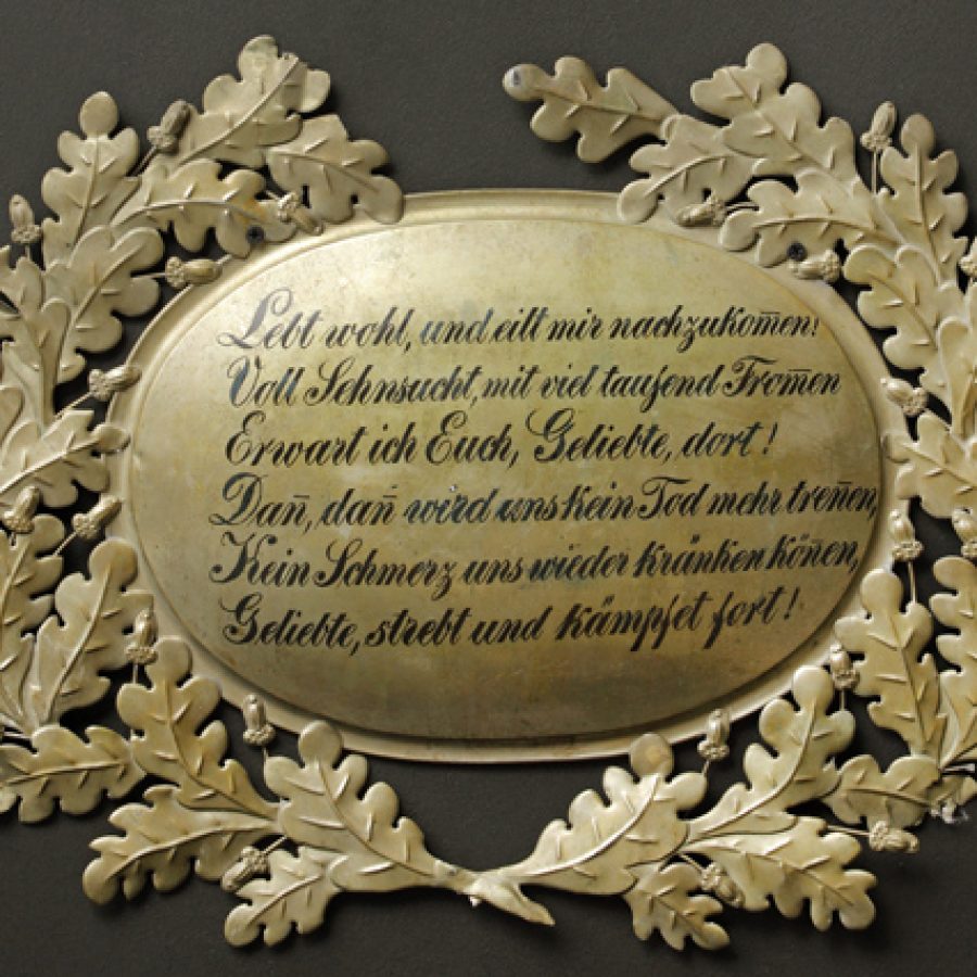 Epitafium Johanna Dawida Zimmermana, właściciela gospodarstwa gburskiego w Kleciu na Żuławach, zm. w 1861 r.  (mosiądz) z inskrypcją: Żegnam Was, lecz za mną pospieszajcie! Tęsknie czekam, Ukochani, Tam – z pobożnych tysiącami! Przybyłych śmierć nie rozłączy, Ból żaden nam nie dokuczy, Drodzy, starań i walki nie zaniechajcie! Muzeum Kopernika we Fromborku. Pierwotnie kościół ewangelicki w Starym Polu koło Malborka