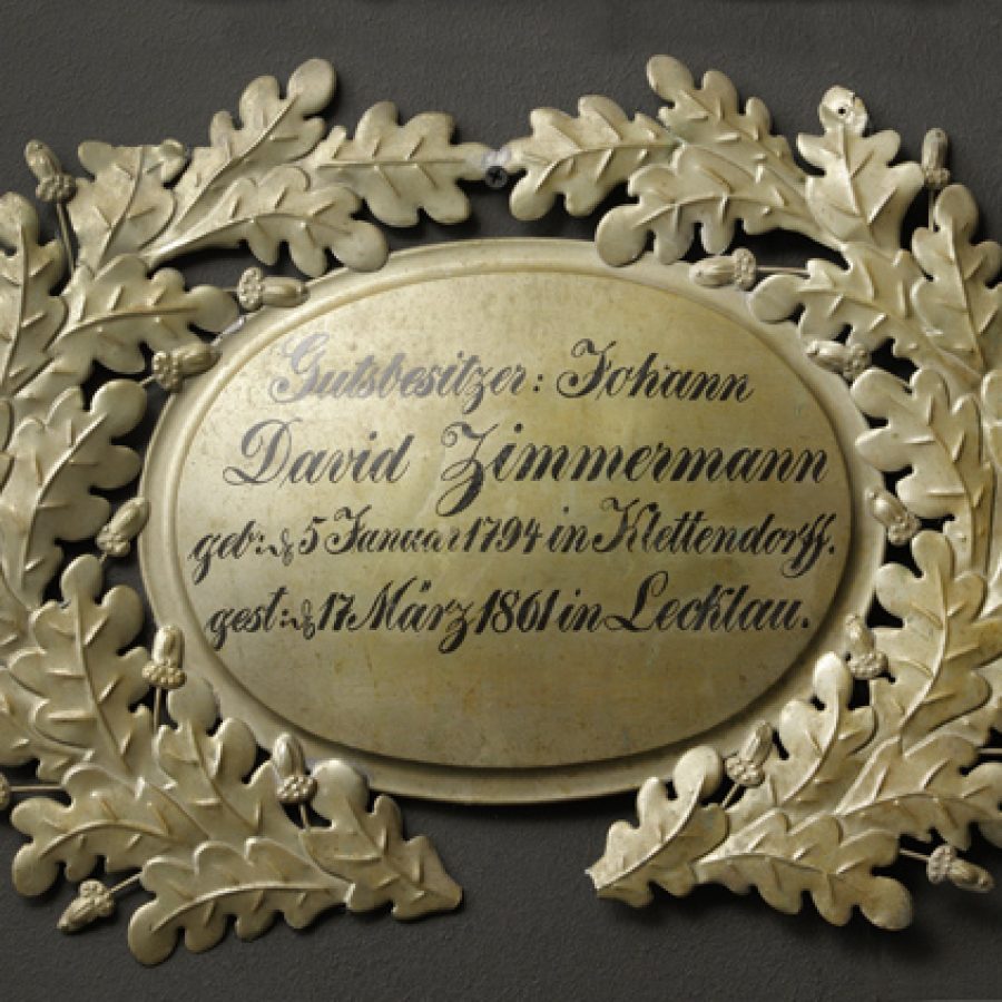 Epitafium Johanna Dawida Zimmermana, właściciela gospodarstwa gburskiego w Kleciu na Żuławach, zm. w 1861 r.  (mosiądz) z inskrypcją: Żegnam Was, lecz za mną pospieszajcie! Tęsknie czekam, Ukochani, Tam – z pobożnych tysiącami! Przybyłych śmierć nie rozłączy, Ból żaden nam nie dokuczy, Drodzy, starań i walki nie zaniechajcie! Muzeum Kopernika we Fromborku. Pierwotnie kościół ewangelicki w Starym Polu koło Malborka