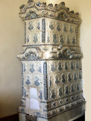 Piec barokowy ze scenami biblijnymi na kaflach, warsztat gdański, 1736 r., zabudowania kolegiackie przy kościele p.w. Najświętszego Zbawiciela i Wszystkich Świętych, Dobre Miasto