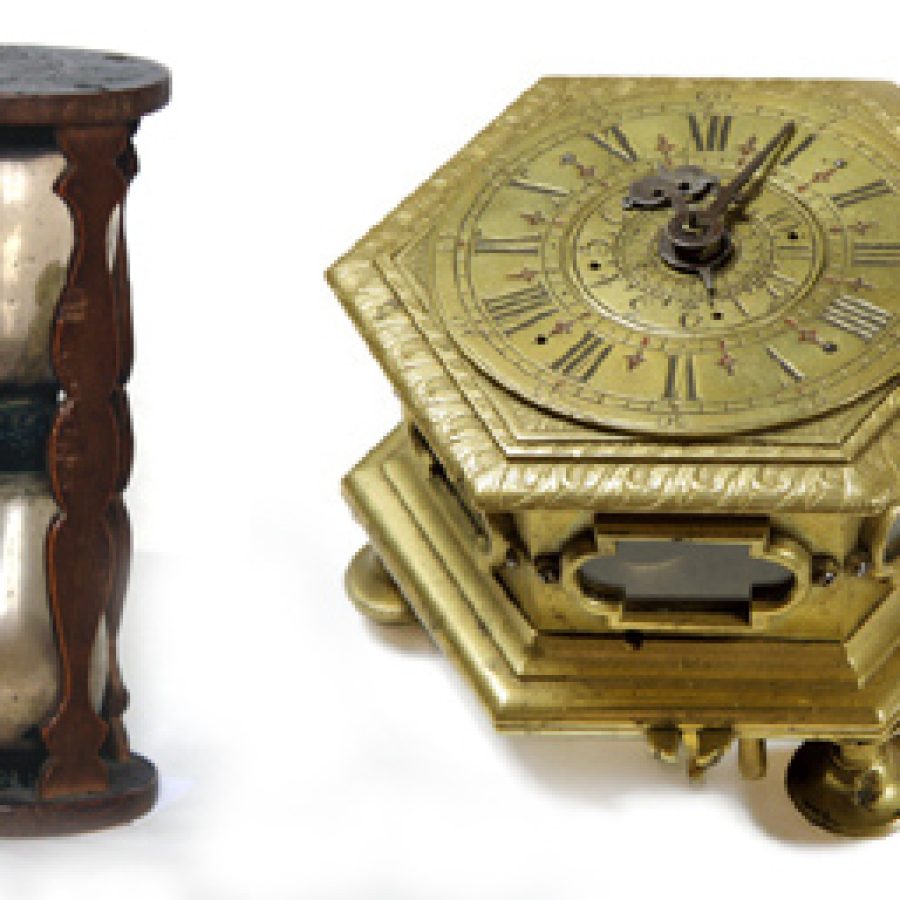 Klepsydra z XVII w. i zegar stołowy, tzw. kaflowy, mosiądz, I poł. XVIII w. Zbiory prywatne, Śląsk
