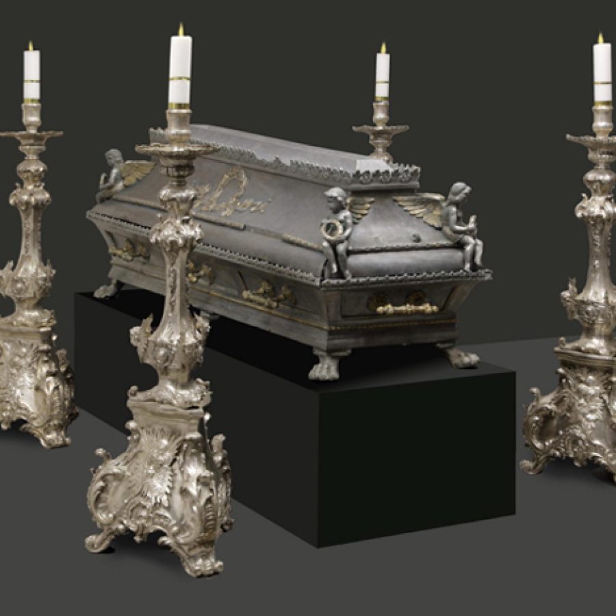 Trumna cynowa, złocona, XIX w. w otoczeniu świeczników srebrnych z połowy XVIII w. Kościół p.w. św. Stanisława w Waplewie, Bazylika Archikatedralna p.w. NMP Wniebowziętej we Fromborku