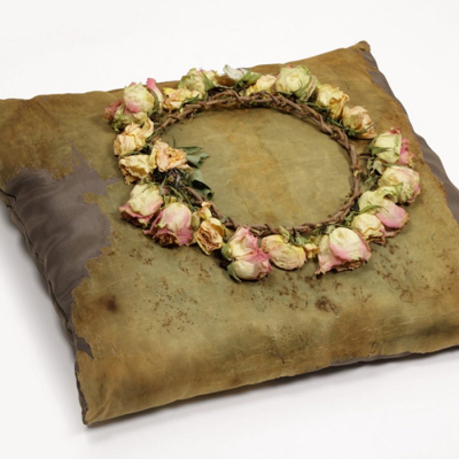 Poduszka i wianek z wyposażenia pochówku, kościół w Brzozie i kościół p.w. św. Mikołaja i św. Konstancji w Gniewkowie, XVII / XVIII w.