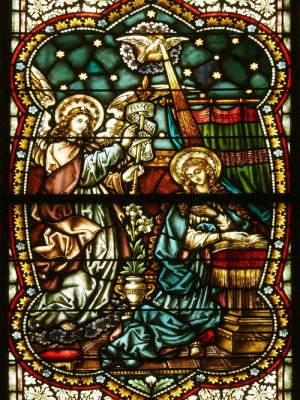 Witraż ze sceną Zwiastowania, Wilhelm Mayr, Koblencja 1891 r.. Kościół p.w. Znalezienia Krzyża Świętego, Klebark Wlk.